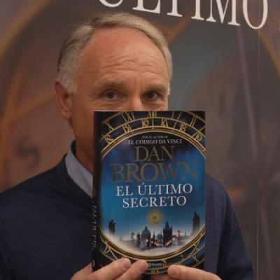 El último secreto: Dan Brown desentraña la mente en las sombras de Praga