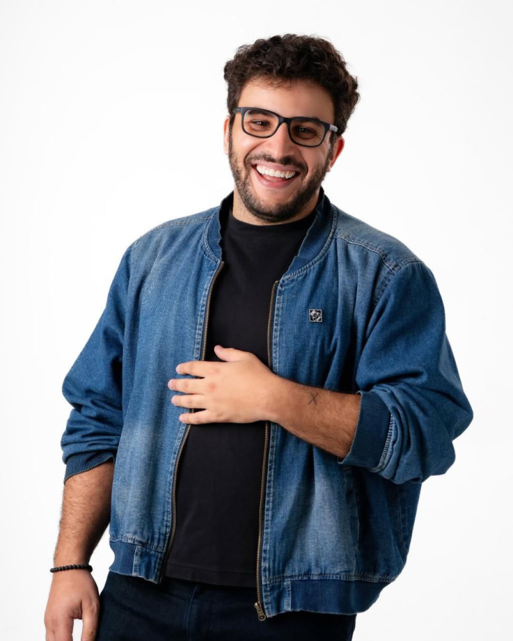 Elías Serulle: del marketing y las letras al stand-up y la TV dominicana