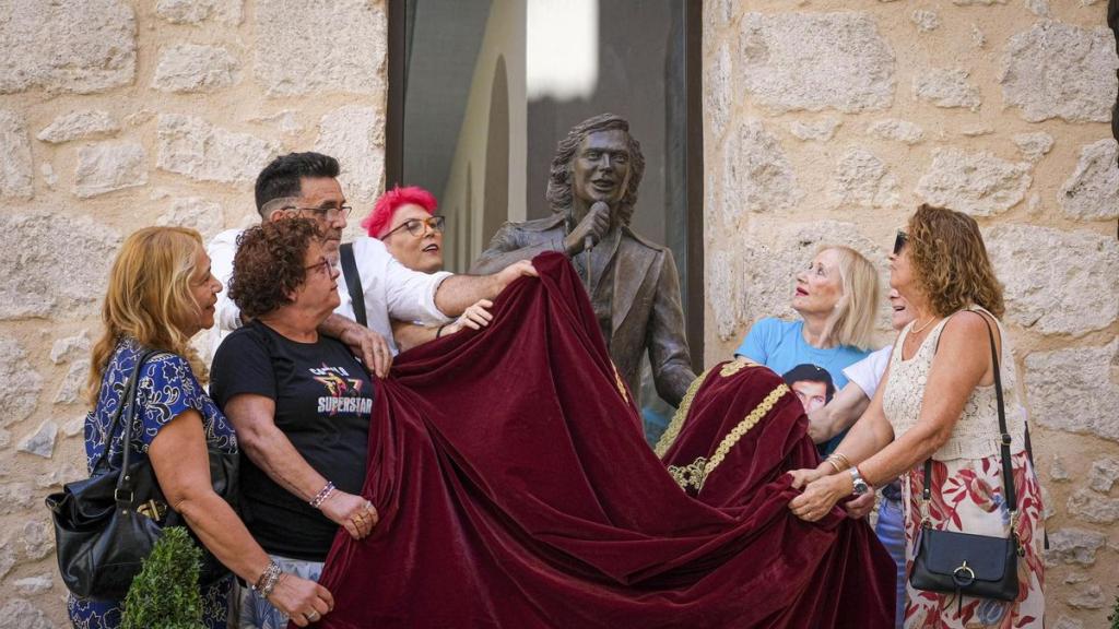 Camilo Sesto ya descansa en el mausoleo de su Alcoy natal