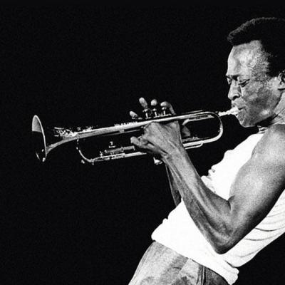 Miles Davis: un siglo del músico que torció cuatro veces el rumbo del jazz