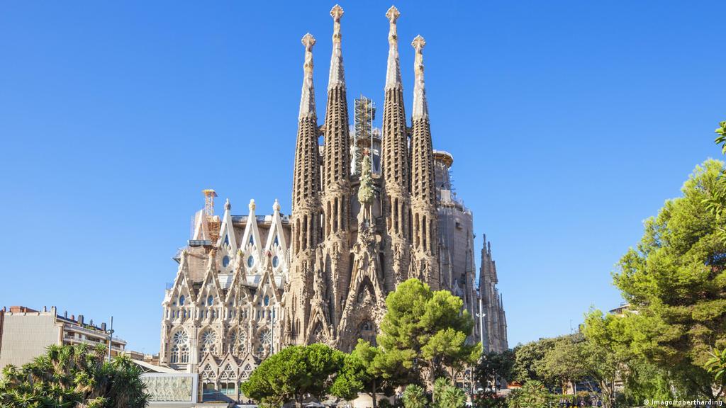 Barcelona resucita las campanas perdidas de Gaudí en monumental concierto