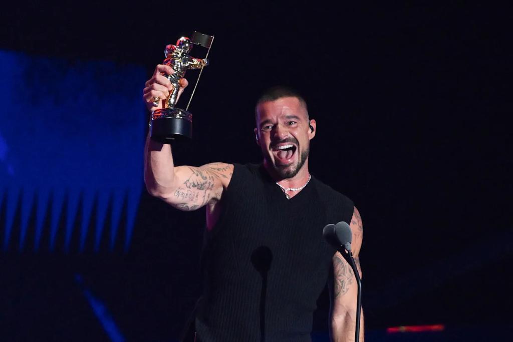 Ricky Martin celebra 26 años de “Livin’ la Vida Loca” con homenaje en los MTV Video Music Awards