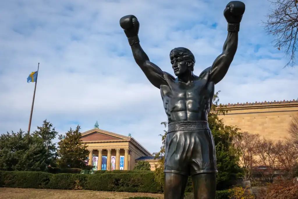La estatua de Rocky regresa a su icónica cima en Filadelfia