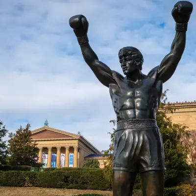 La estatua de Rocky regresa a su icónica cima en Filadelfia