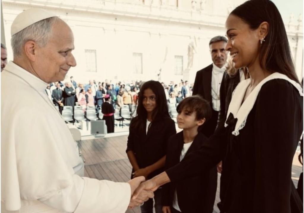 Zoe Saldaña tiene emotivo encuentro con el Papa León XIV en el Vaticano
