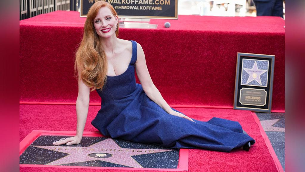 Jessica Chastain recibe su estrella en el Paseo de la Fama: un tributo a una carrera hecha de talento y convicción