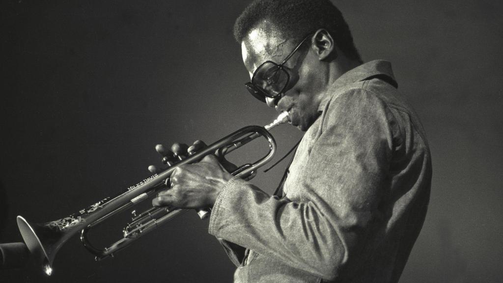 Miles Davis: cinco álbumes esenciales para recordar al legendario trompetista y compositor de jazz