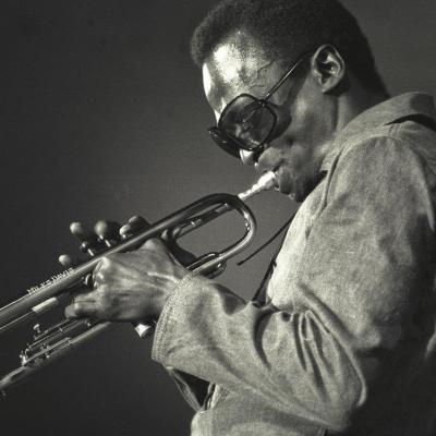Miles Davis: cinco álbumes esenciales para recordar al legendario trompetista y compositor de jazz