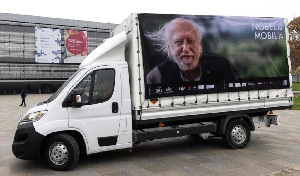 Un Nobel sobre ruedas: el camión literario que celebra a Krasznahorkai en las calles de Budapest