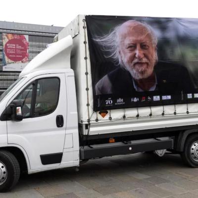 Un Nobel sobre ruedas: el camión literario que celebra a Krasznahorkai en las calles de Budapest