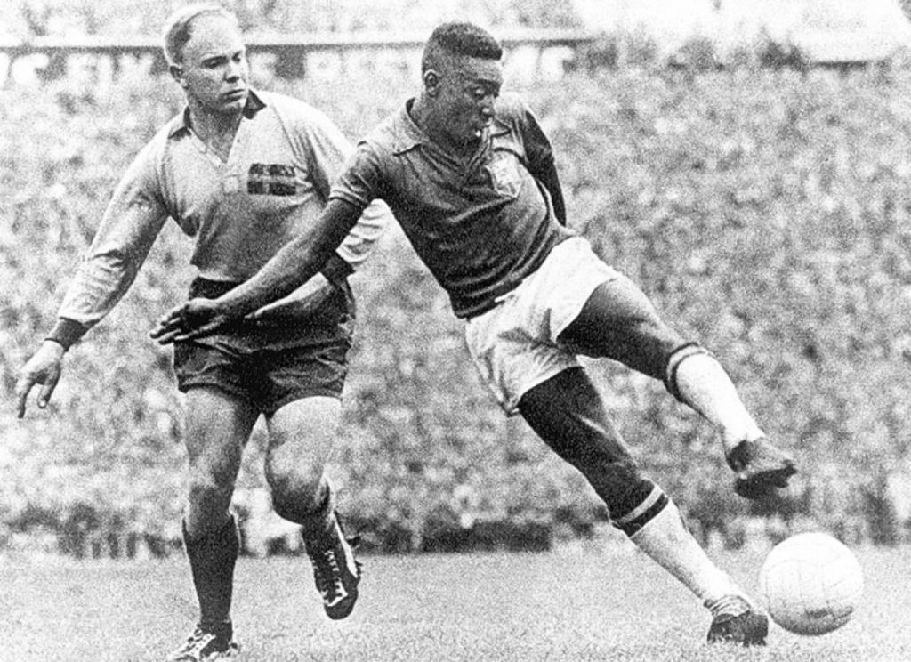 Una camiseta que cambió la historia: la mítica número 10 de Pelé será subastada en Nueva York