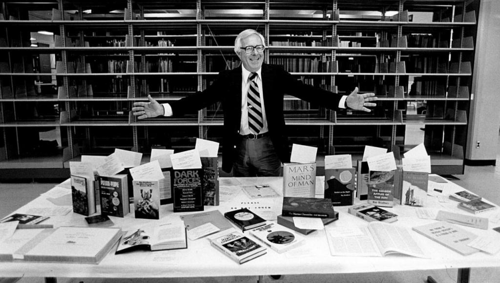 Ray Bradbury y la ominosa advertencia que sigue vigente: se puede destruir una cultura sin quemar un solo libro