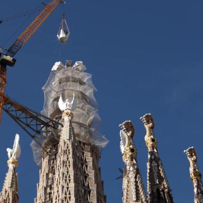 La Sagrada Familia culmina su torre central y se erige como la iglesia más alta del mundo