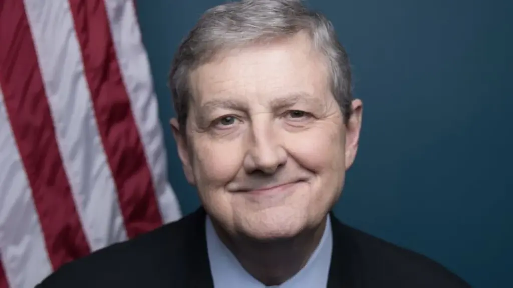 Cómo dar negativo en estupidez: el nuevo manual satírico del senador que suena en Washington