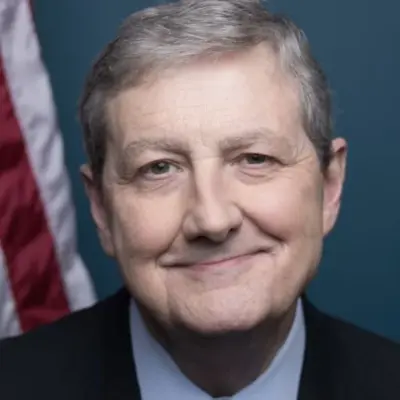 Cómo dar negativo en estupidez: el nuevo manual satírico del senador que suena en Washington